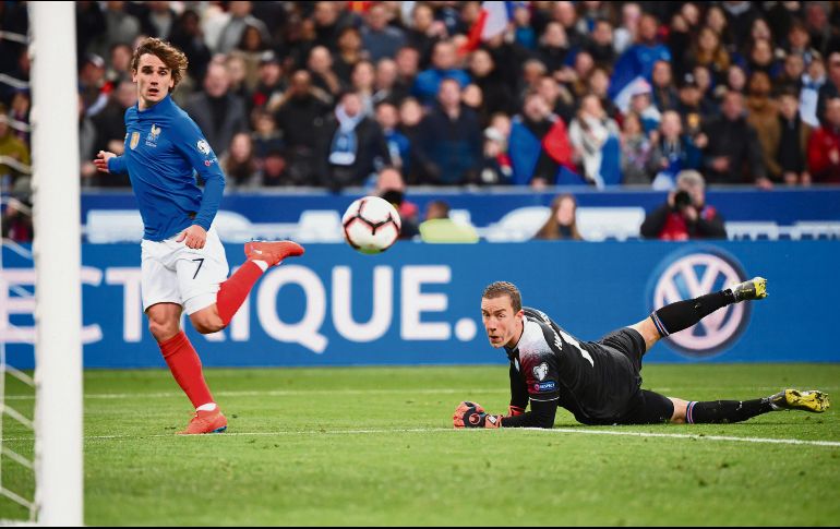 Antoine Griezmann marcó el cuarto, y el 28 con los Bleus. AFP