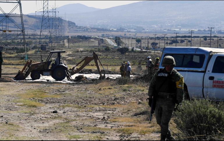 Personal de Seguridad Física de Pemex, con equipo especializado, palas y traxcavos, repararon los ductos y rellenaron las perforaciones. SUN/J. Martínez