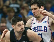 Nicola Vucevic (#9) comandó el ataque del Magic ayer frente a los 76ers. AP / J. Raoux