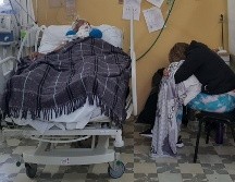 Es común ver en los hospitales a los familiares de los enfermos, que padecen su propio calvario para no separarse de sus seres queridos. EL INFORMADOR/G. Gallo