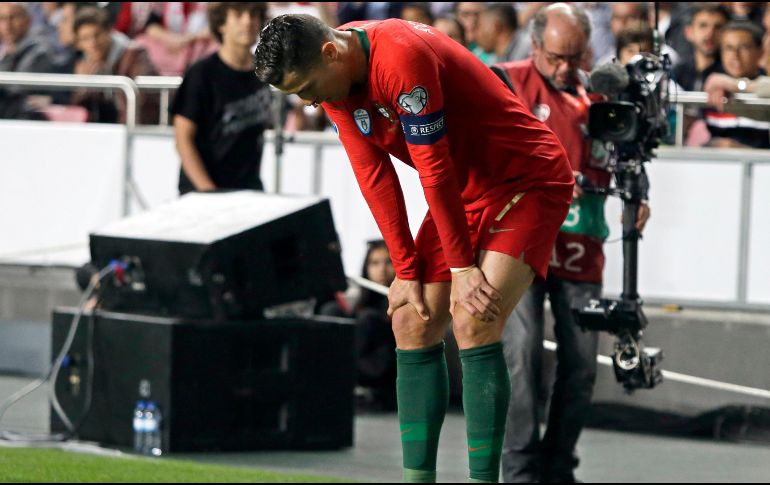 El atacante se retiró en el minuto 30 del partido de Portugal contra Serbia en la fase de clasificación a la Eurocopa, al notar unas molestias musculares. AP / A. Franca