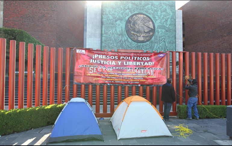 Integrantes de la Coordinadora Nacional de Trabajadores de la Educación vuelven a plantarse afuera del Palacio Legislativo de San Lázaro en Ciudad de México. NTX/O. Ramírez