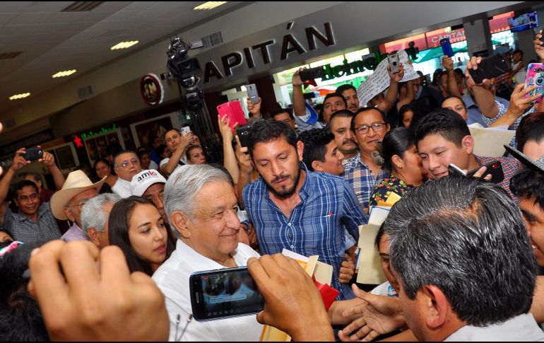 López Obrador tomó un vuelo comercial acompañado por algunos miembros de su gabinete. NTX / ARCHIVO