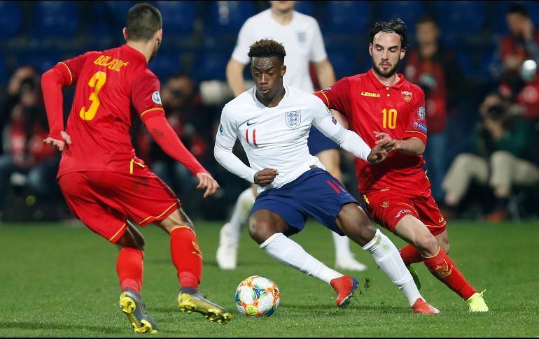 Los jugadores ingleses Callum Hudson-Odoi (C) y Danny Rose reportaron haber escuchado sonidos de monos durante la victoria de 5-1 de su Selección ante Montenegro. AP / D. Vojinovic