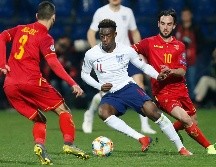 Los jugadores ingleses Callum Hudson-Odoi (C) y Danny Rose reportaron haber escuchado sonidos de monos durante la victoria de 5-1 de su Selección ante Montenegro. AP / D. Vojinovic