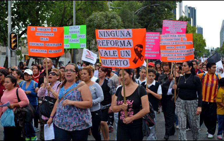 La CNTE mantiene bloqueados los accesos al recinto legislativo como protesta contra la reforma educativa. SUN / ARCHIVO
