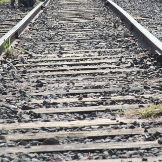 Indocumentado pierde las piernas al ser arrollado por tren en NL