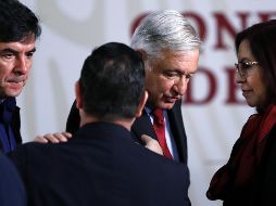 Una reportera resultó lesionada al caer debido a los empujones que hubo entre los comunicadores. NTX/A. Monroy