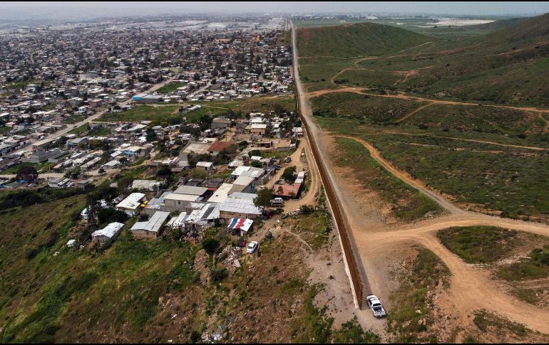 El resultado de la votación permite a Trump avanzar en la construcción del muro fronterizo, un tema distintivo de su campaña 2016 y su presidencia. Una barrera fronteriza que divide Tijuana, Baja California (i), de California. AFP/G. Arias