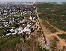 El resultado de la votación permite a Trump avanzar en la construcción del muro fronterizo, un tema distintivo de su campaña 2016 y su presidencia. Una barrera fronteriza que divide Tijuana, Baja California (i), de California. AFP/G. Arias
