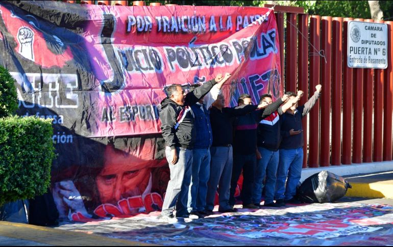 La CNTE realiza un bloqueo a los accesos al Palacio Legislativo de San Lázaro este martes 26 de marzo con la intención de entorpecer el dictamen sobre la reforma en materia educativa. SUN / H. García