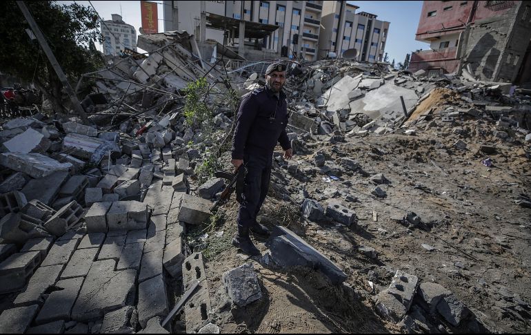 Un guardia de seguridad de Hamas inspecciona unas instalaciones del movimiento islamista destruidas tras un bombardeo israelí. EFE/ M. Saber