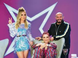 De pie y vestida de azul, la conductora se muestra satisfecha en el programa de moda. CORTESÍA