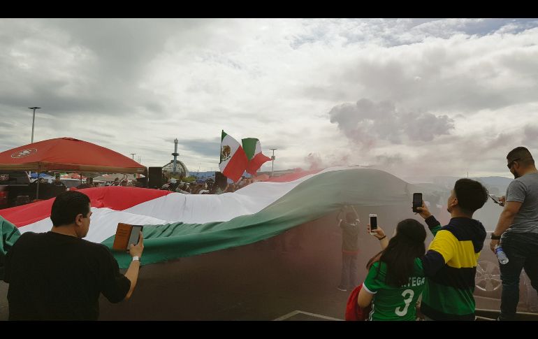 En el estacionamiento del Levi’s Stadium varios aficionados mexicanos ondearon la Bandera tricolor y encendieron bengalas. EL INFORMADOR / J. Robles