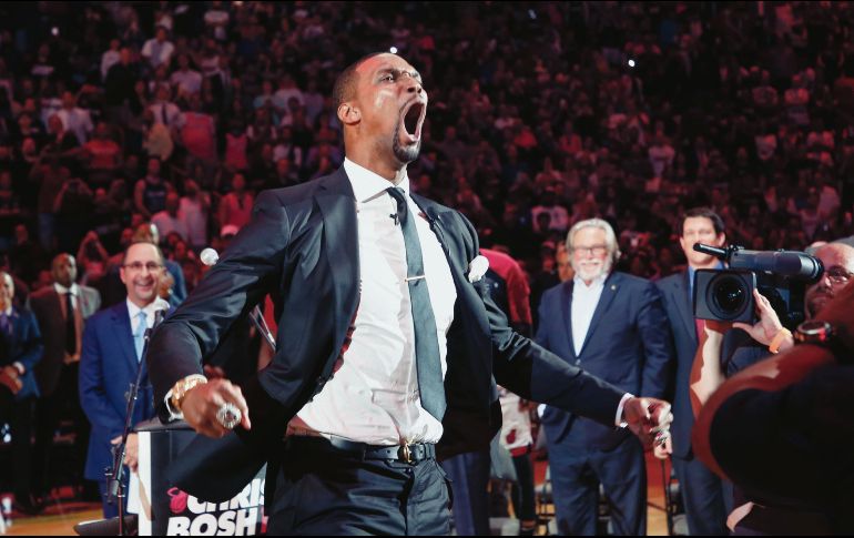 Chris Bosh ganó dos títulos formando parte del Heat de Miami, que ayer le rindió un homenaje por sus seis campañas en la organización. AP / J. Skipper