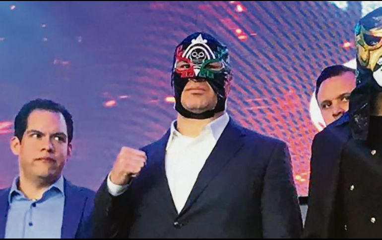 Caín Velásquez vistió una máscara en su presentación como luchador de la Triple A. @cainmma