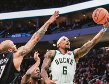 Eric Bledsoe (#6) tuvo 23 puntos y marcó a James Harden en el triunfo de los Bucks. EFE / T. Maury