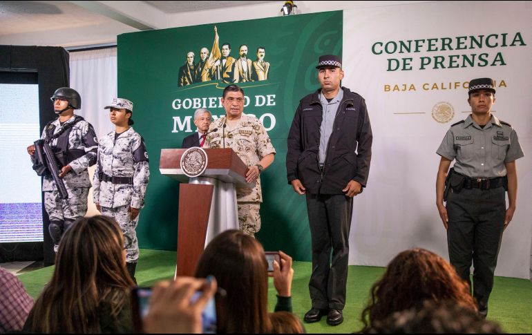 Los uniformes son mostrados a los medios de comunicación durante la conferencia de prensa del Presidente López Obrador, quien se encuentra de gira por Tijuana, Baja California. NTX / E. Jaramillo