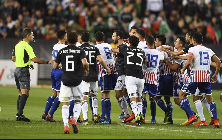 ''Quiero ofrecerle una disculpa a los compañeros de @Albirroja y afición por lo sucedido, porque a mi entender no es el ejemplo correcto para niños y jóvenes, incluyendo mis hijos'', concluye el futbolista del Monterrey. MEXSPORT / O. Aguilar