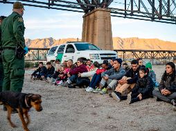 En la frontera de Sonora y Arizona, los migrantes cruzaron por zonas remotas del desierto donde sólo existen barreras contra vehículos, y enseguida se entregaron a los patrulleros fronterizos. AFP / P. Ratje