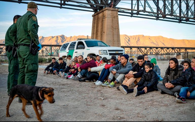 En la frontera de Sonora y Arizona, los migrantes cruzaron por zonas remotas del desierto donde sólo existen barreras contra vehículos, y enseguida se entregaron a los patrulleros fronterizos. AFP / P. Ratje
