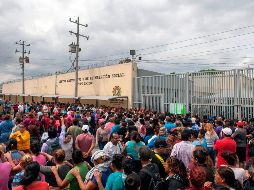 Parientes de los reos esperan información sobre ellos luego de la riña. AFP/J. Aguilar