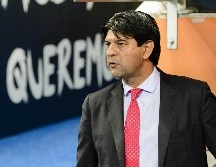 El técnico (D) admite que existe preocupación al interno del plantel rojiblanco. MEXSPORT/ARCHIVO