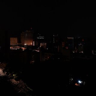 Un nuevo apagón vuelve a dejar a oscuras a Caracas tras breve reconexión