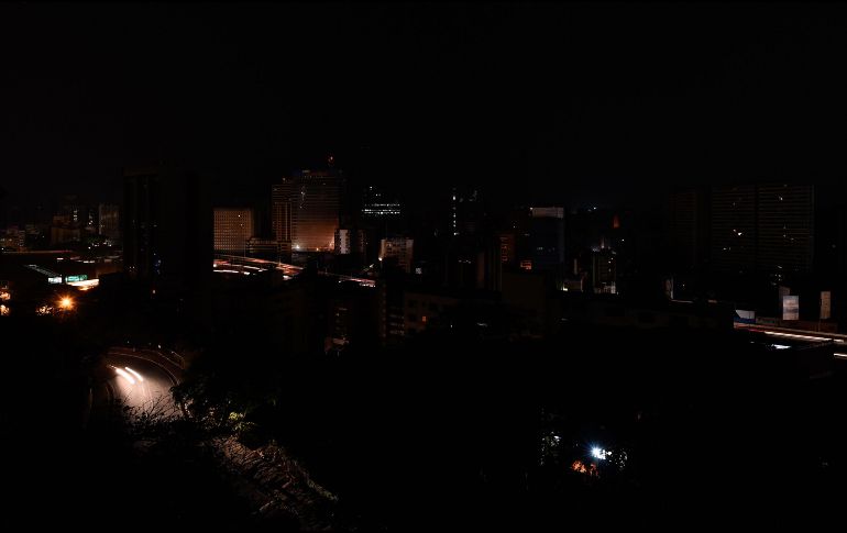 Varias zonas de la capital estuvieron sin luz hasta que de nuevo lograron reconectarla. AFP / F. Parra