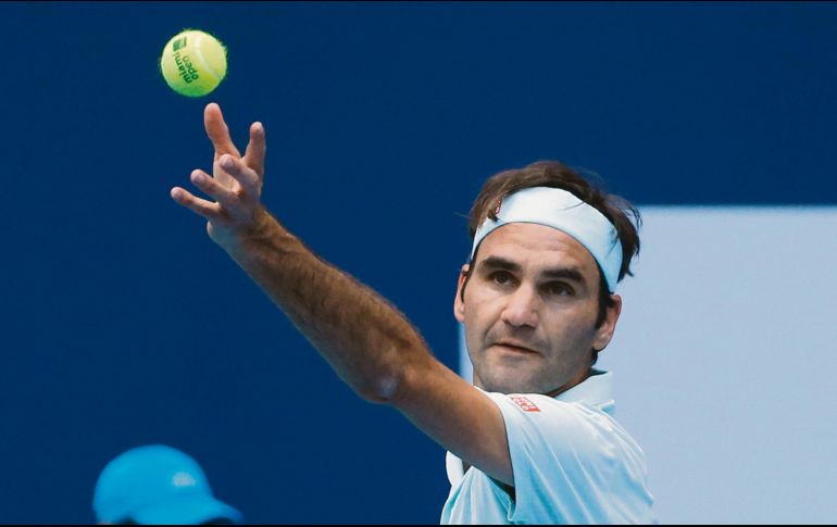 Roger Federer se prepara para realizar un servicio durante su encuentro de ayer ante Daniil Medvedev. AP