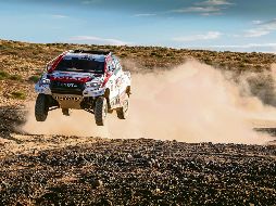 Fernando Alonso conduce la Toyota Hilux en el desierto de Kalahari. EFE