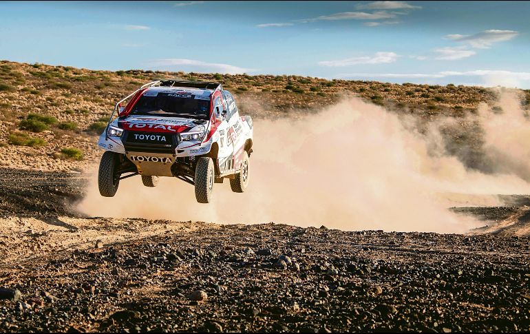 Fernando Alonso conduce la Toyota Hilux en el desierto de Kalahari. EFE
