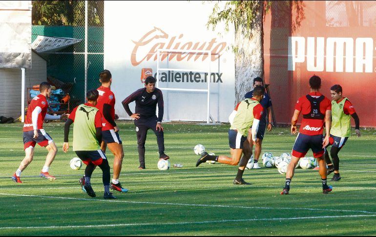 José Saturnino observa los movimientos de sus jugadores durante el interescuadras. EL INFORMADOR / A. Camacho