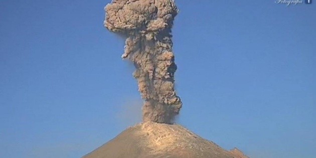 El Popocat&eacute;petl registra explosi&oacute;n, deja columna de 2.5 kil&oacute;metros