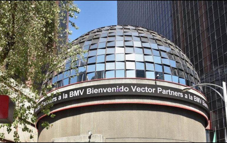 El mercado accionario local opera con un volumen de 2.4 millones de títulos y un importe económico de 61.03 millones de pesos. ESPECIAL / bmv.com.mx