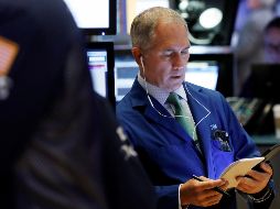 El mercado neoyorquino operaba con alzas impulsado por la caída de las solicitudes semanales de ayuda por desempleo en EU. AP / ARCHIVO