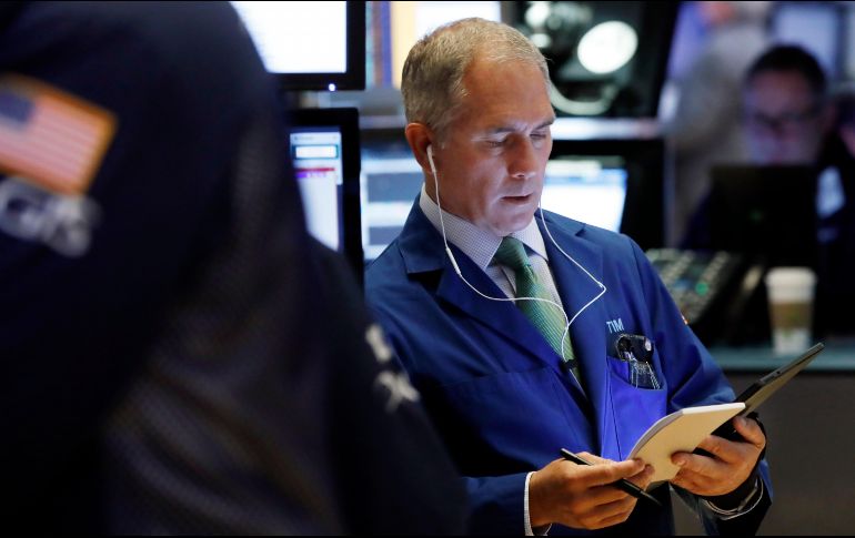 El mercado neoyorquino operaba con alzas impulsado por la caída de las solicitudes semanales de ayuda por desempleo en EU. AP / ARCHIVO