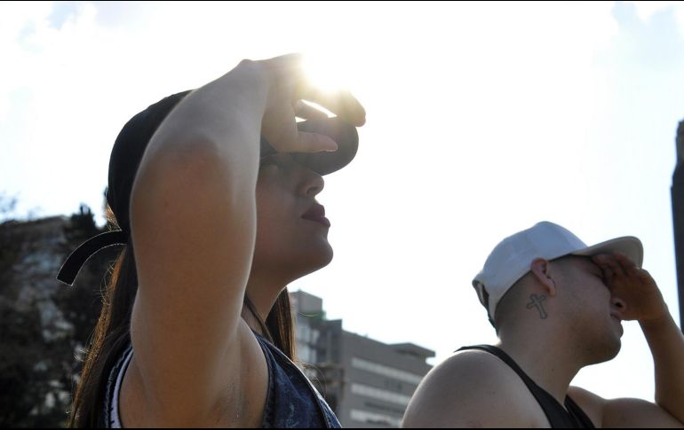 Para evitar el golpe de calor debido a las altas temperaturas sugieren vestir con colores claros, sombrero y mantenerse en lugares frescos. NTX / ARCHIVO