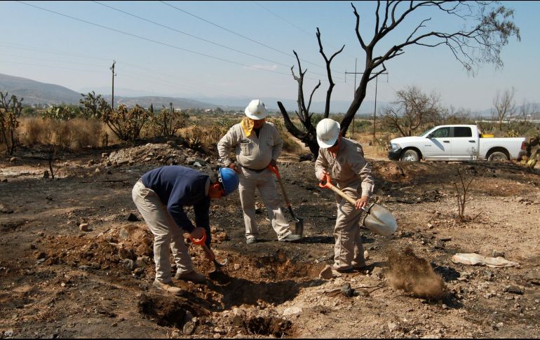 Personal de Pemex atiende una fuga por toma clandestina en Hidalgo. Se tiene previsto que la empresa opere con 111 mil 855 trabajadores este año. NTX/ARCHIVO