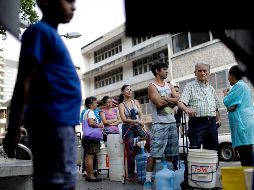 Venezolanos se forman para obtener agua en medio de un nuevo apagón que lleva al menos tres días. AP / ARCHIVO
