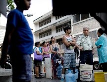 Venezolanos se forman para obtener agua en medio de un nuevo apagón que lleva al menos tres días. AP / ARCHIVO