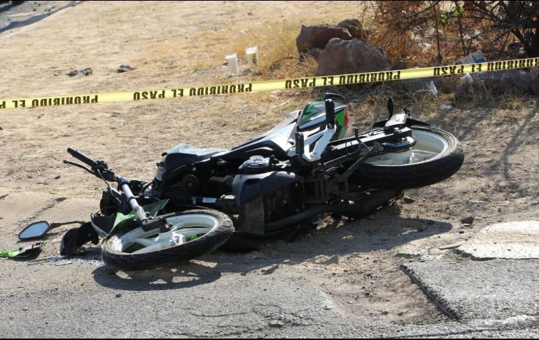 Peritos de Ciencias Forenses serán los que determinen si fue imprudencia de la persona que conducía la motocicleta o del conductor del camión. ESPECIAL / Protección Civil Tlajomulco