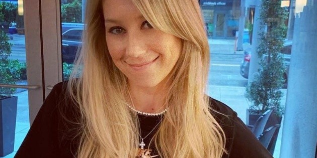 Anna Kournikova baila en bikini y sorprende por su delgadez