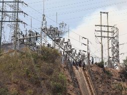 Autoridades hacen limpieza de maleza y supervisan para evitar daños a una subestación eléctrica donde se registró un incendio, en Caracas. EFE/R. Peña