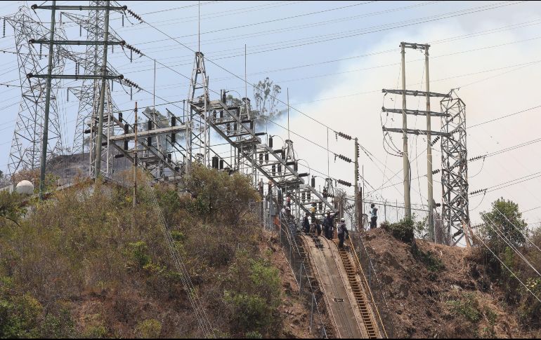 Autoridades hacen limpieza de maleza y supervisan para evitar daños a una subestación eléctrica donde se registró un incendio, en Caracas. EFE/R. Peña