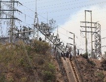 Autoridades hacen limpieza de maleza y supervisan para evitar daños a una subestación eléctrica donde se registró un incendio, en Caracas. EFE/R. Peña