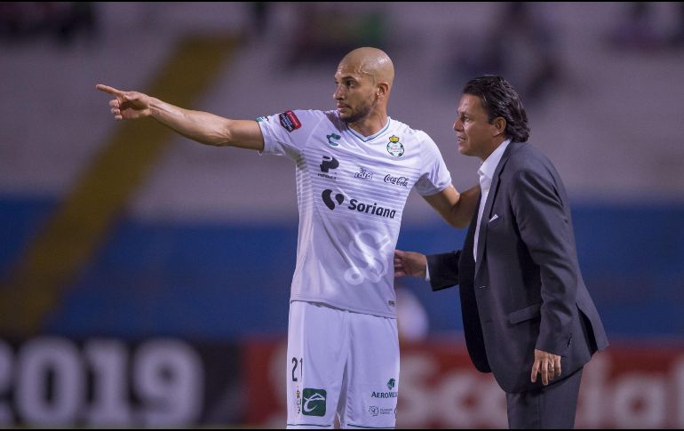 Matheus Doria (I) defensa de Santos, se reporta recuperado de una lesión, informó el técnico Salvador Reyes (D). MEXSPORT/ARCHIVO