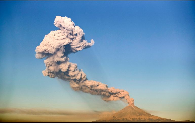 En tono de broma, hay quienes señalan que la actividad del volcán se debe a ''publicidad subliminal'' para que todos vayan a ver la cinta, y que se trata de la imagen más bonita que ha dejado una exhalación. AFP / C. Sánchez