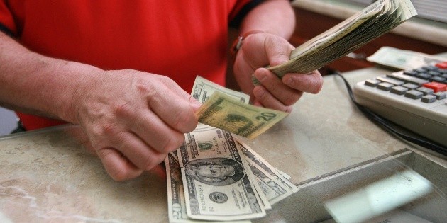 El d&oacute;lar cierra en 19.75 pesos en bancos capitalinos