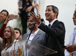 El jefe del Parlamento venezolano, Juan Guaidó, habla este jueves durante una asamblea con vecinos de Montalbán, al sur de Caracas. EFE/R. Peña